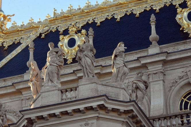 Côt nord : Statues des vertus thologales sur la balustrade  qui surplombe les chapelles nord