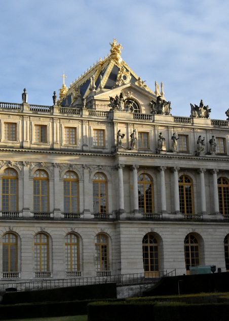 Façade de l'aile nord du château devant la chapelle