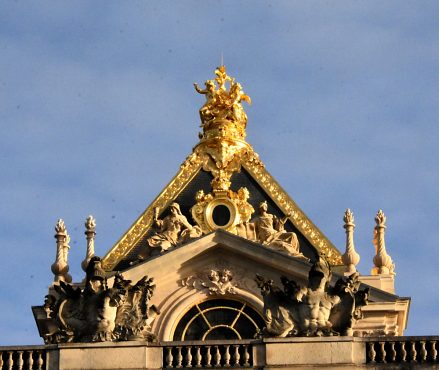 Fronton de la façade occidentale