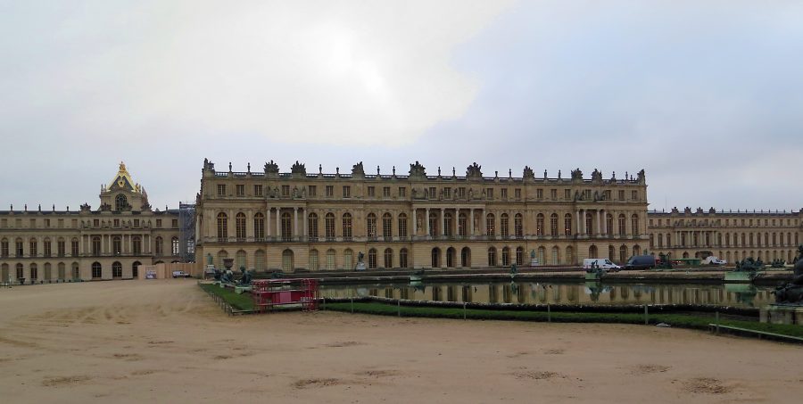 Sur la gauche, la chapelle domine l'aile du nord. Au centre, le grand corps abrite la galerie des Glaces.