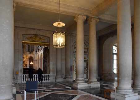 L'entre de la chapelle dans le vestibule bas