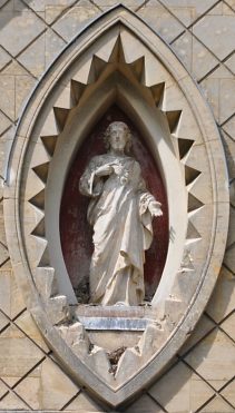 Statue du Sacré-Coeur sur la façade