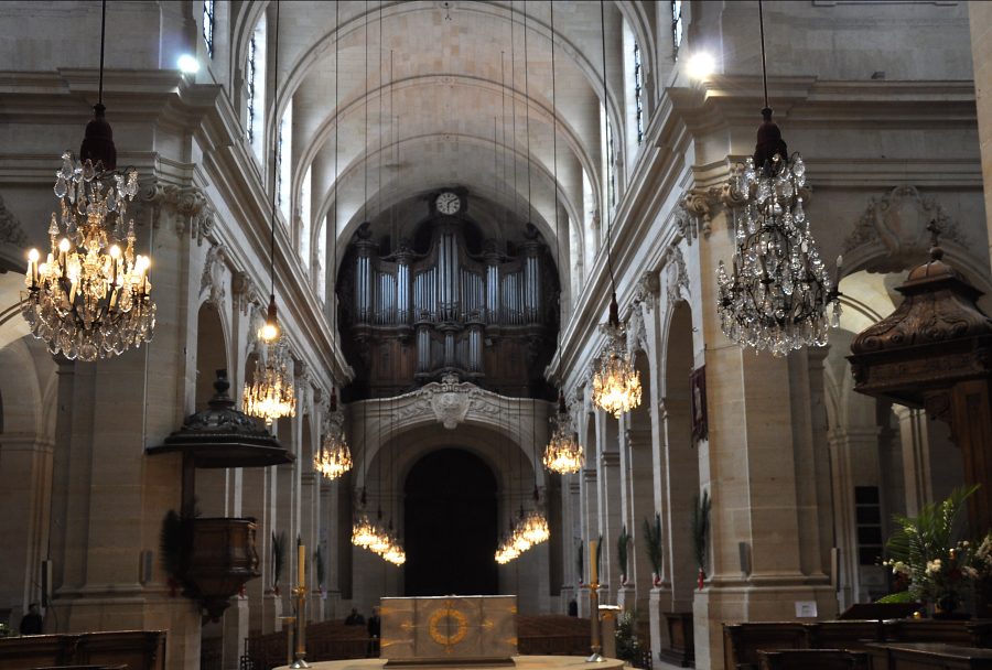 La nef de la cathédrale Saint-Louis vue du choeur