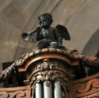 Angelot jouant de la trompette sur le buffet d'orgue