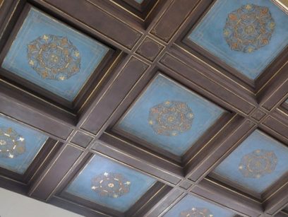 Plafond à caissons bleu azur de la nef