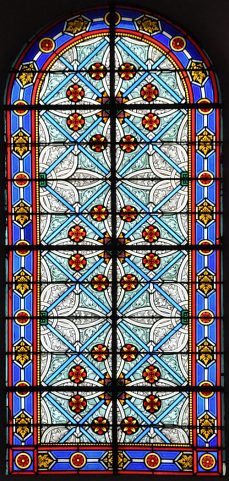 Vitrail à à motifs géométriques dans la nef