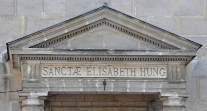 Le fronton porte l'inscription tronquée :