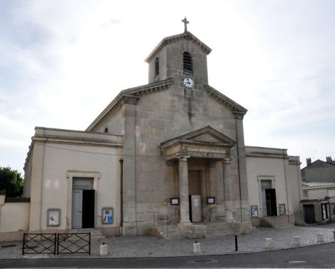 La façade de l'église depuis la rue des Chantiers  avec son péristyle dorique