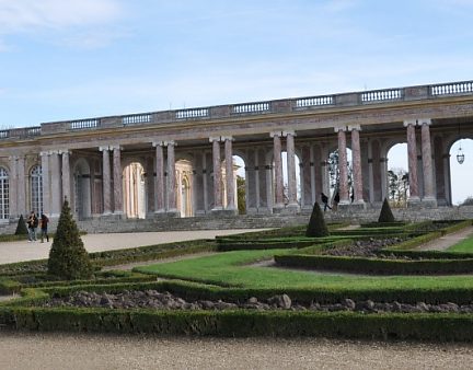 Le péristyle et les jardins