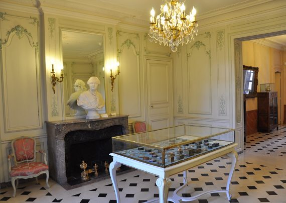 Salle du rez-de-chaussée avec buste du maréchal de Saxe