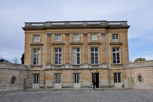 La façade du Petit Trianon due à l'architecte A.–J. Gabriel