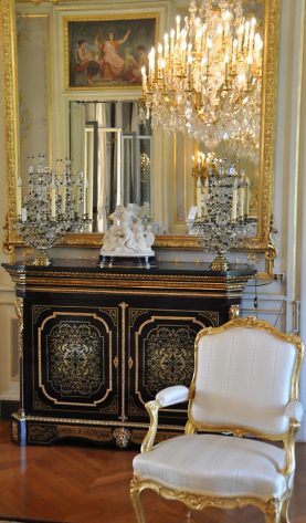 Commode et biscuit de Sèvres