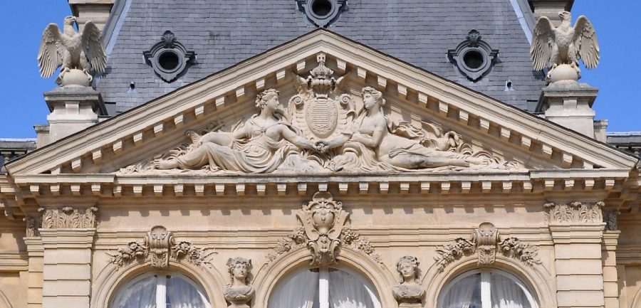 Le fronton de la façade