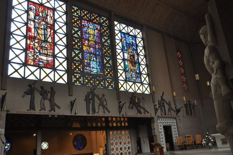 église Sainte-Thérèse à Boulogne-Billancourt, la nef et les vitraux