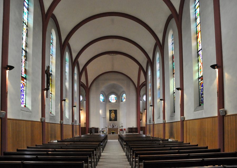 Vue d'ensemble de l'église Notre–Dame de Lourdes