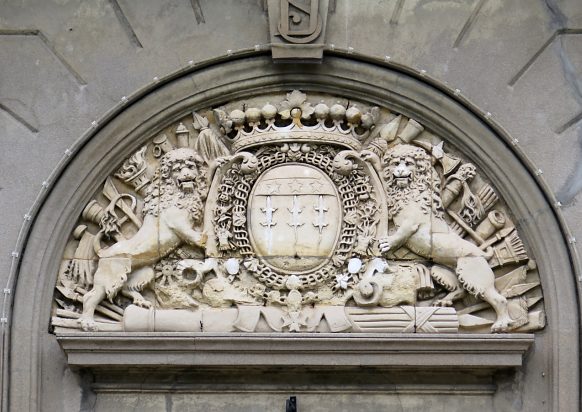 Armoiries de Michel Le Tellier au fronton de la vieille église de Vélizy