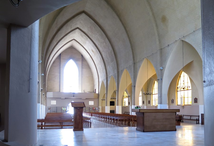 Vue d'ensemble de l'église depuis le chœur