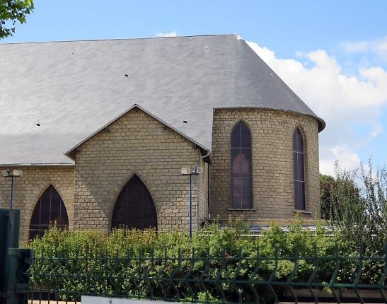 Le chevet de l'église n'est pas visible de face