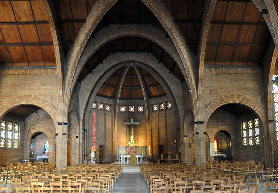 Vue d'ensemble de l'église Saint–Joseph depuis l'entrée à l'est.