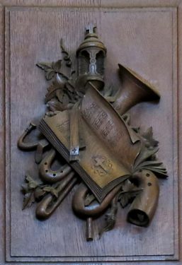 Bas-relief sur le garde-corps de la tribune d'orgue