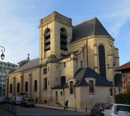 Le chevet et son clocher massif