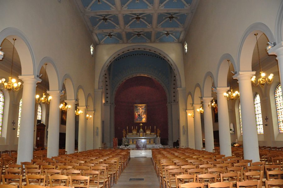 Vue d'ensemble de l'église Saint-Jean-Baptiste à Neuilly-sur-Seine