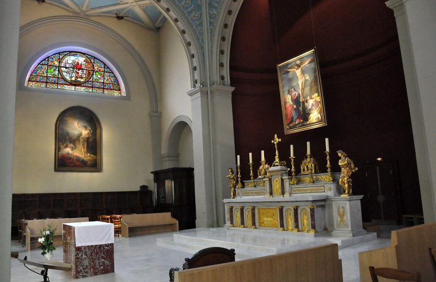 Le chœur très dépouillé de l'église Saint-Jean-Baptiste