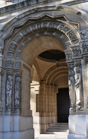 Porche roman de l'entrée principale à l'ouest