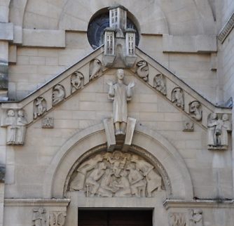 Sculptures romanes au-dessus d'une porte sur le côté nord