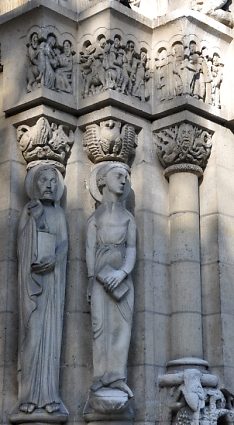 Statues-colonnes sur le portail central