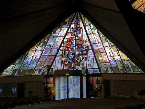 L'entrée et le vitrail moderne de la façade