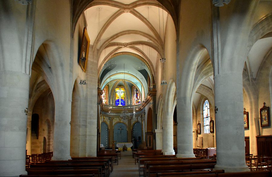 Vue d'ensemble de la nef quand on entre dans l'église