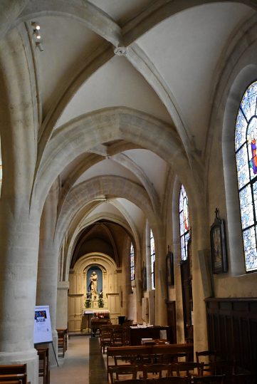 Le bas-côté sud donne sur la chapelle de la Vierge