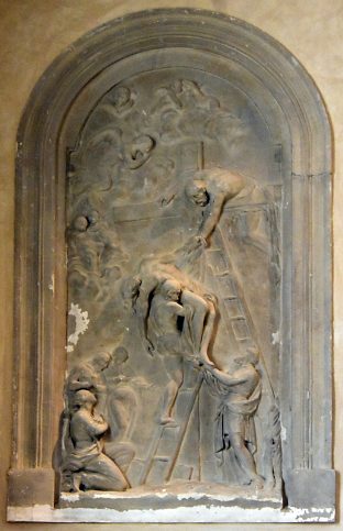«La Descente de croix», bas–relief en plâtre d'Henri–Victor Roguier ()