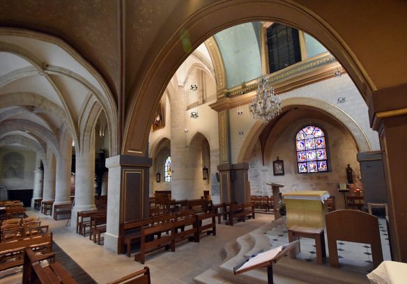 Le chœur et les bas–côtés vus de la chapelle de la Vierge (photo prise en grand angle)