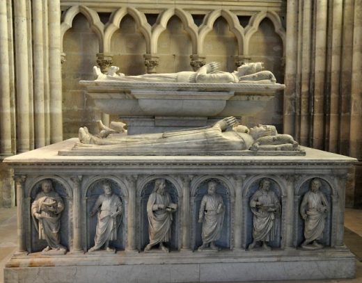 Quatre gisants en marbre dans la chapelle Saint-Michel