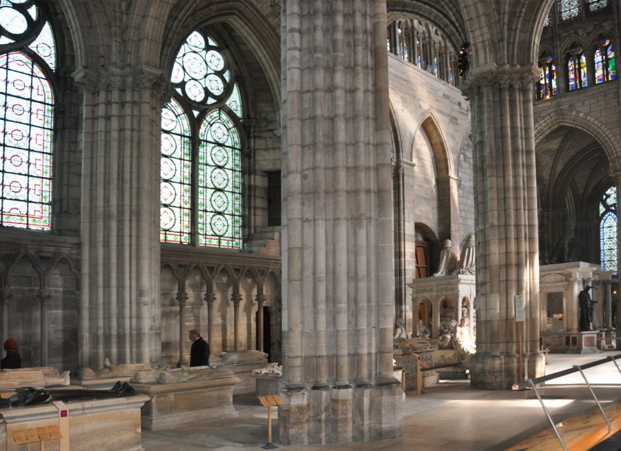 Les priants et gisants dans le bas-côté nord de la basilique