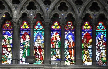 Galerie des papes au-dessous de la rose du bras nord du transept