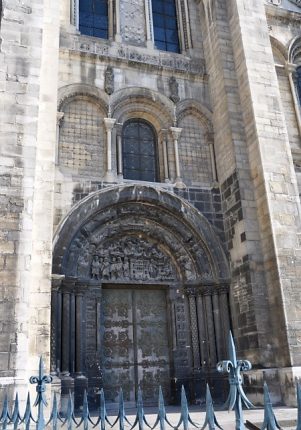 Portail de droite de la façade