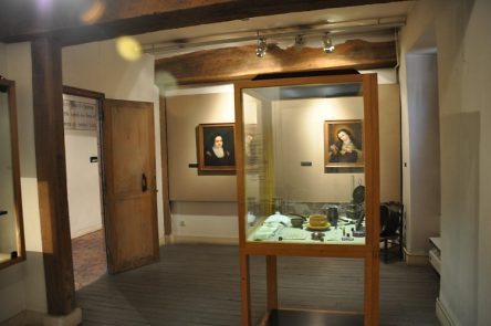 Deux cellules de carmélites réunies avec vitrine d'exposition