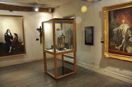 Deux cellules de carmélites réunies avec vitrine d'exposition