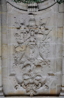 sculpture sur la façade