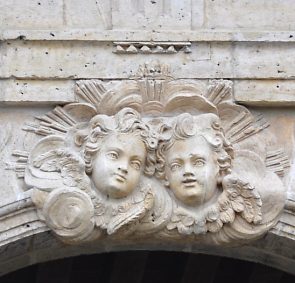 Angelots au-dessus du porche de la façade