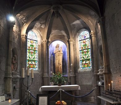 Chapelle à l'entrée de l'église