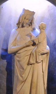 Statue de la Vierge dans la chapelle de l'entrée