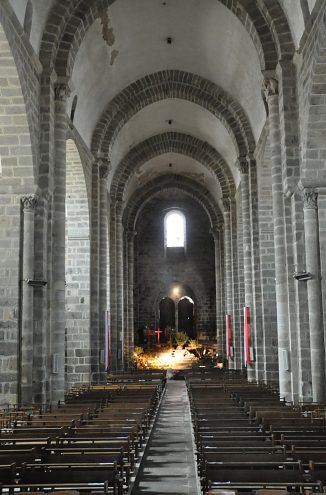 Vue d'ensemble de la nef depuis le chœur