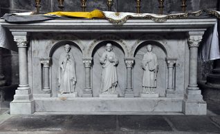 Soubassement de l'autel dans la chapelle des Saints (XIXe siècle).