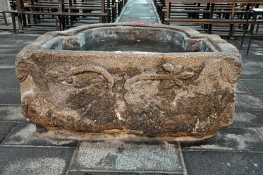 Deux lions aux queues terminées en palmettes sur l'ancienne cuve baptismale