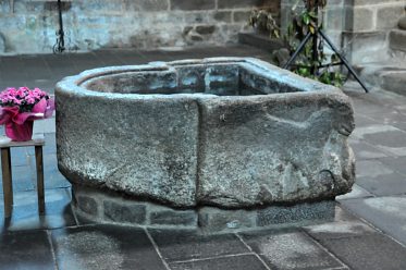 Ancienne cuve baptismale en granit et son lion sculpté en méplat