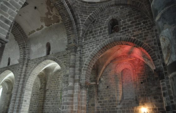 Déambulatoire de la crypte et entrée dans une chapelle rayonnante